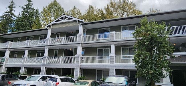 Building Photo - 2 Bed 2 Bath Top Floor Condo South Everett...