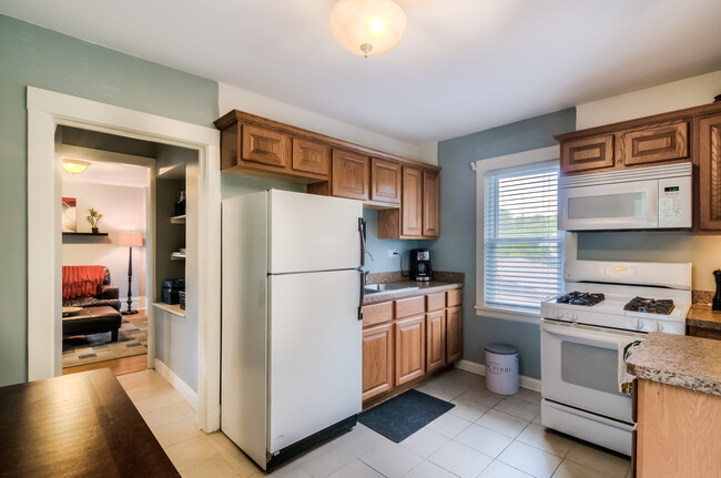 spacious kitchen - 617 Delles Rd Apartamentos Unidad C