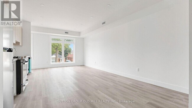 Photo - 1927 Lawrence Ave W Unit 4