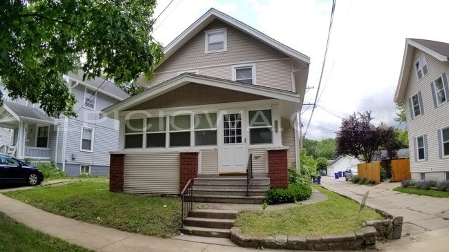 Photo - 361 20th St SE House