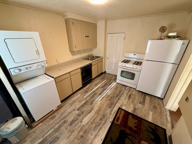 Photo - 200 Chaucer/587 Highland Unidad 202.5