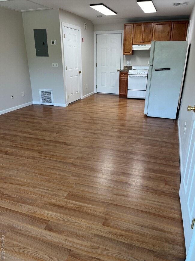 Photo - 2064 Main St