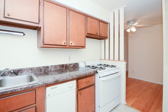 Photo - 665 W Wrightwood Ave Unit 214