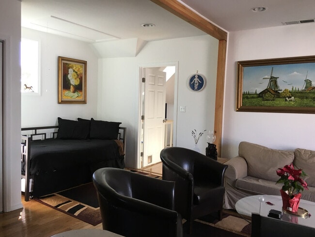 Building Photo - 900 21st Ave