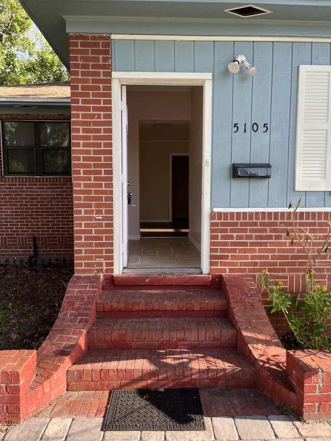 Photo - 5105 Hollycrest Dr