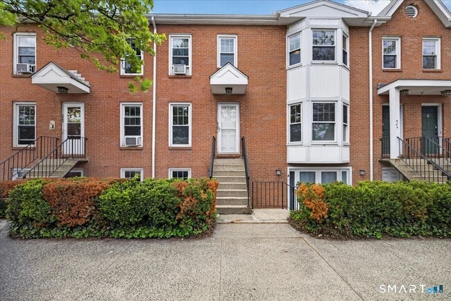Building Photo - 902 State St Unit 2