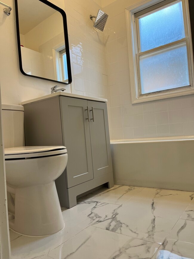 Baño del piso principal - 7540 S Wabash Ave