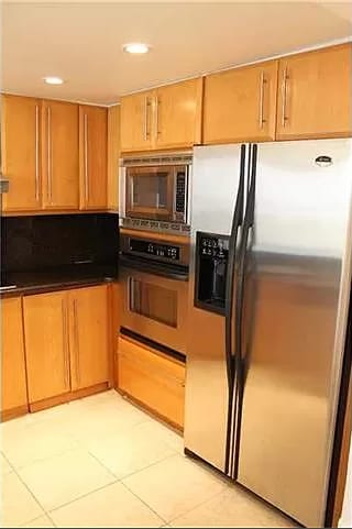 Kitchen - 600 NE 36th St Unit 1020