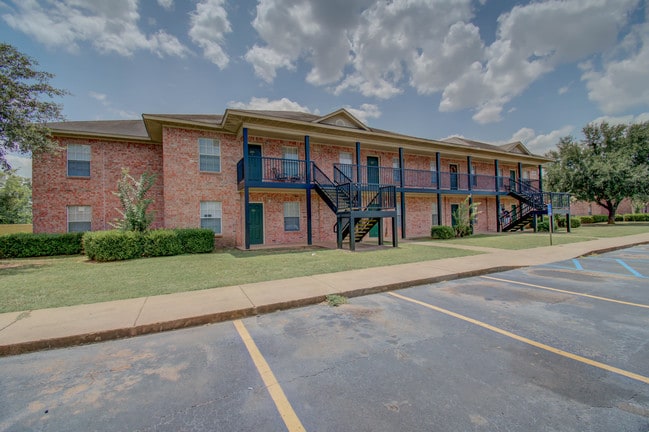 Chateau Apartments - Chateau Apartments