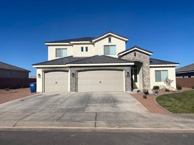 Building Photo - Stunning 6 bedroom in Little Valley