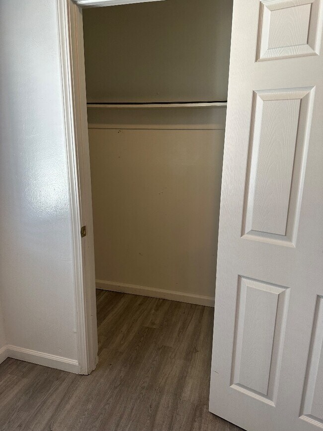 Photo - 590 Denslowe Dr Unit B