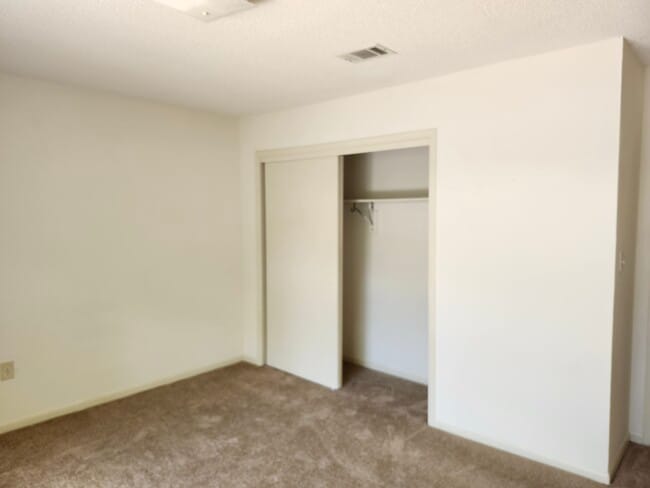 Dormitorio grande con armario amplio