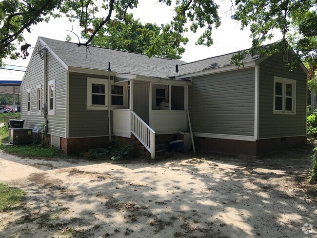 Building Photo - Great Location in the middle of Fayettevil... Rental