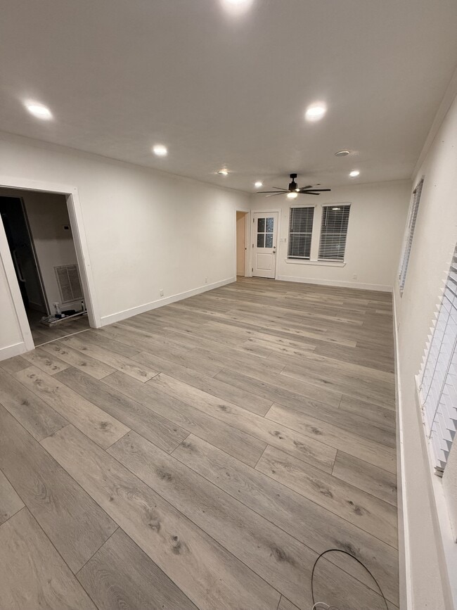 Photo - 913 Block St