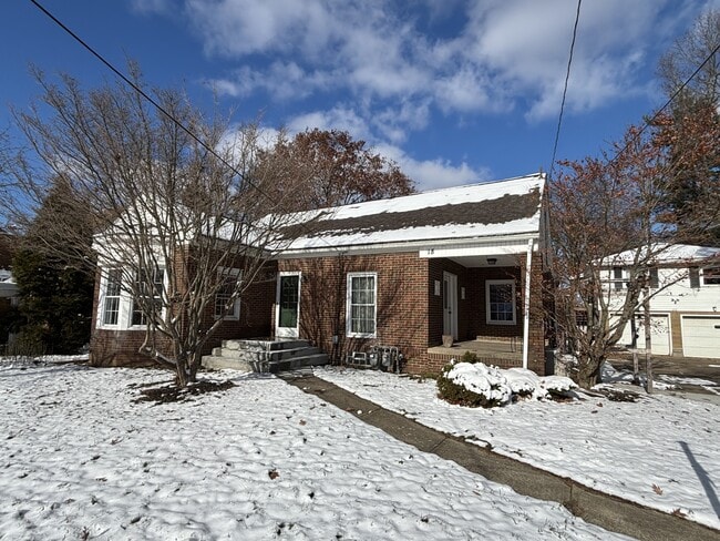 Building Photo - 18 Bender St NE