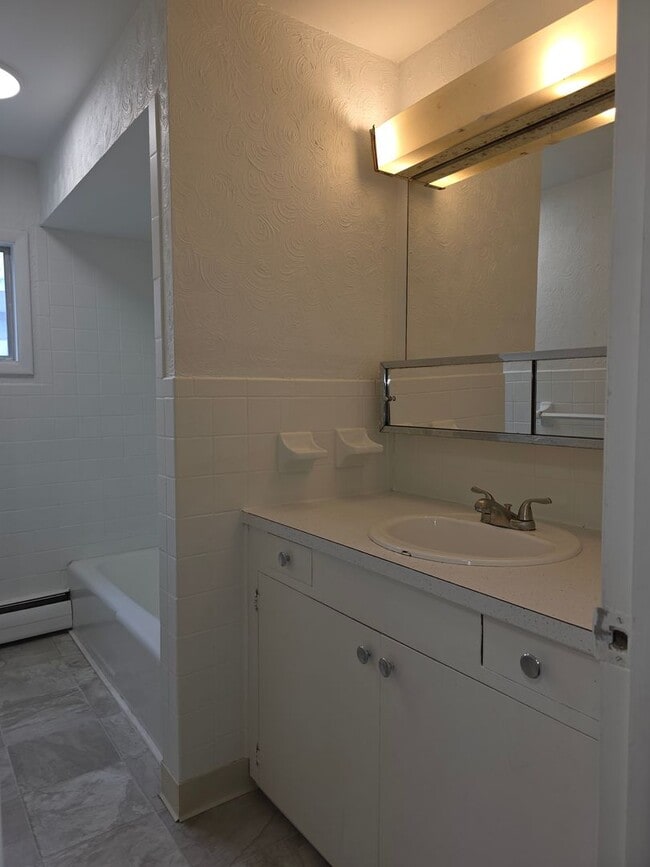 Photo - 2 bedroom upper Unit CA515C