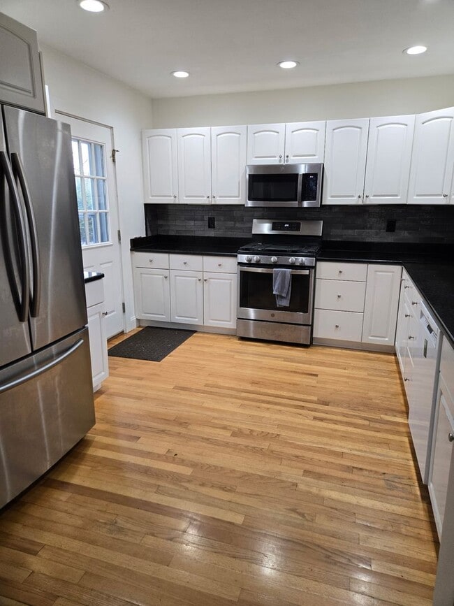 Building Photo - 5 Hillside Ave Unit 5B Hillside Ave