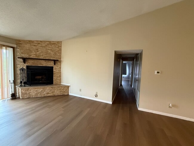 Building Photo - Updated Top-Floor 2 Bedroom Condo with Fir...