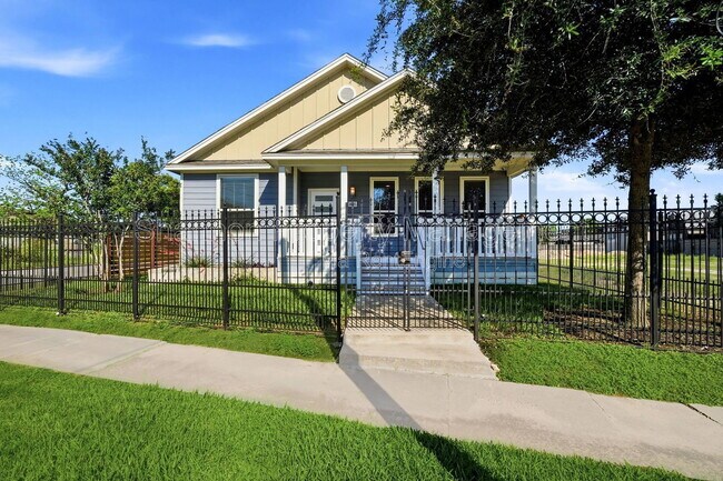 Photo - 605 Dumble St