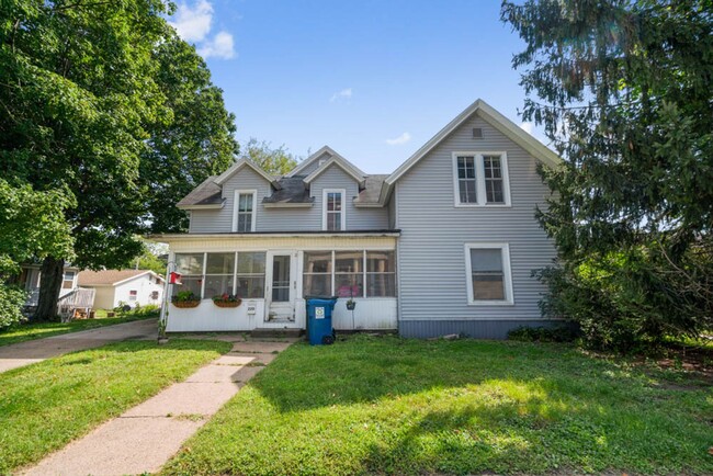 Building Photo - 904 1/2 Clay St - Cedar Falls Rental