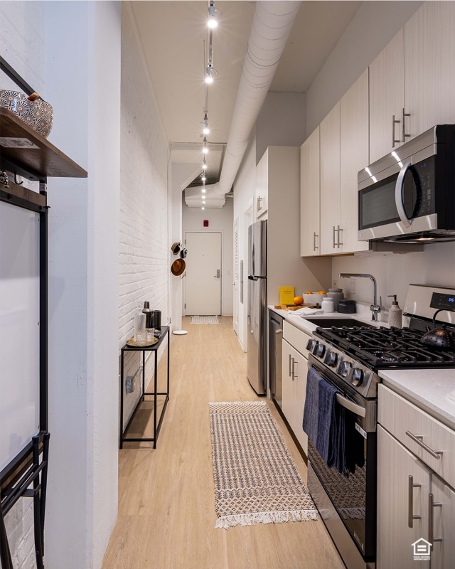 Building Photo - 700 S Clark St Rental