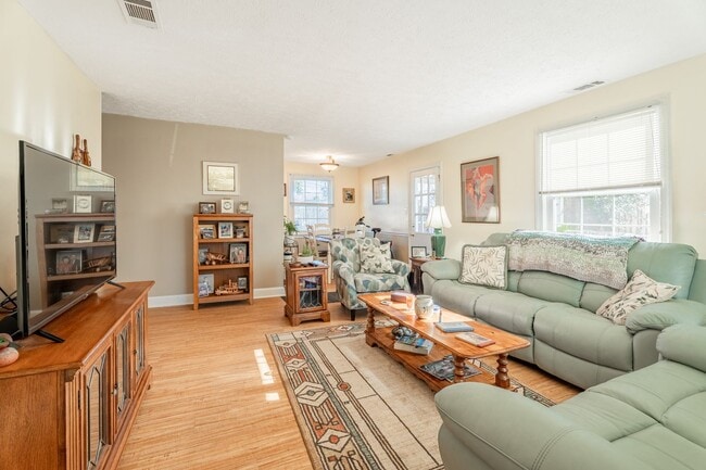 Photo - 104 Sharyn Ln