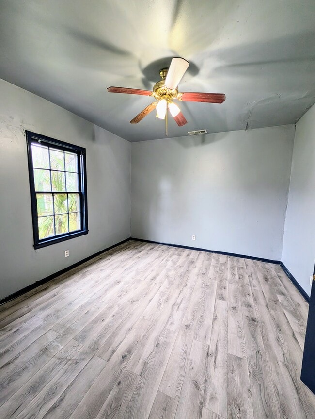 Photo - 1008 W 52nd St