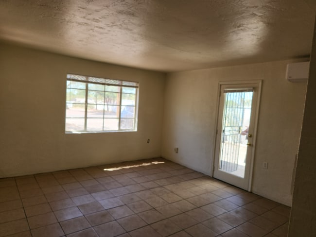 Photo - 2140 N Forgeus Ave Unidad 2140 N Forgeus Ave
