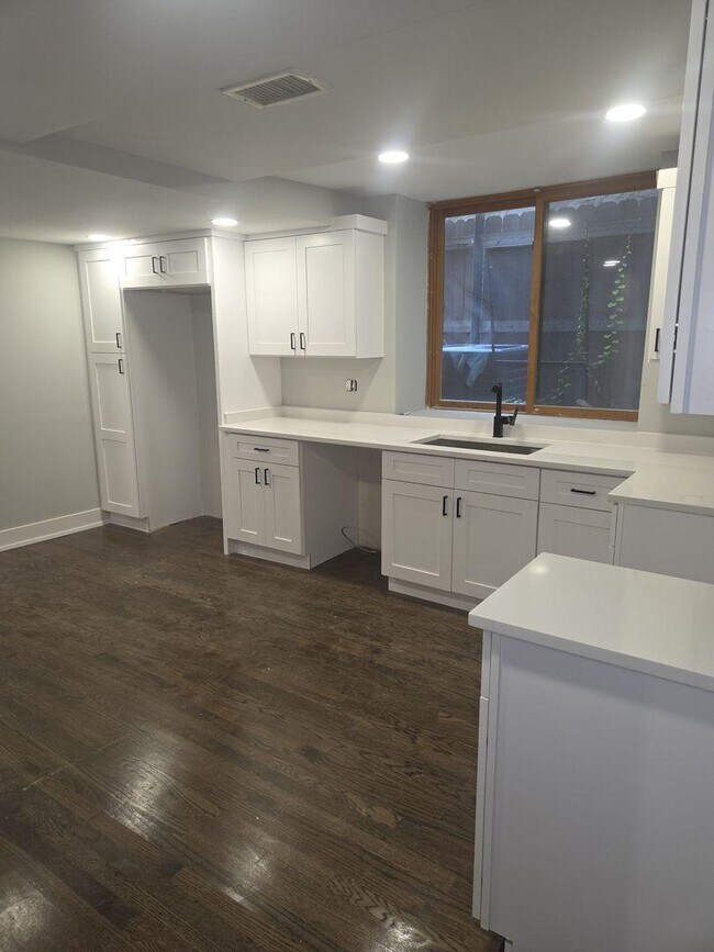 Building Photo - 3 bedroom in Chicago IL 60647 Unit #GDN Rental
