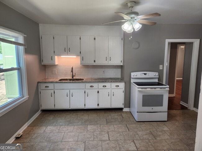 Photo - 680 Shannon Cir NE