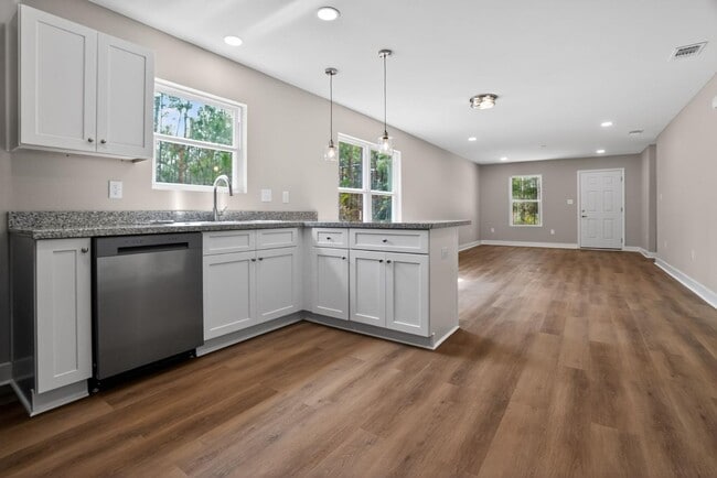 Photo - 7057 Smith St