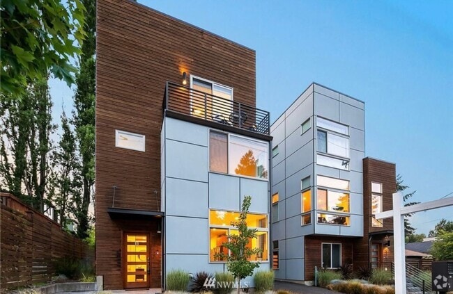Building Photo - Welcome Home 3 bd 2.5 ba - West Seattle To...