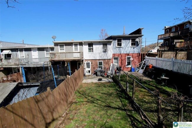 Photo - 822 E 8th St