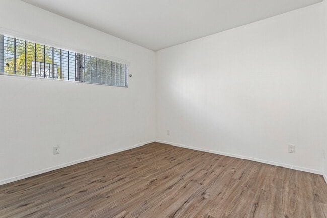 Photo - 1173 W 29th St