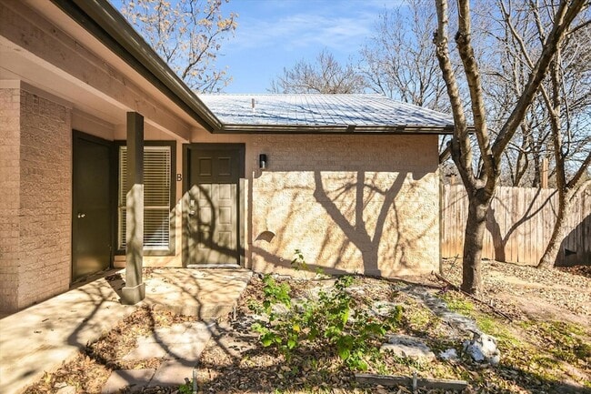 Photo - 1402 Waterloo Tr Unit B