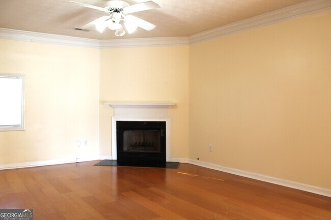 Photo - 2116 Charter Ln