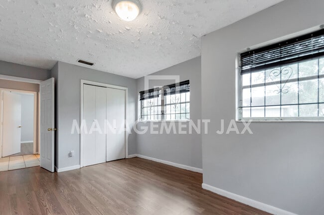 Photo - 1464 W 6th St