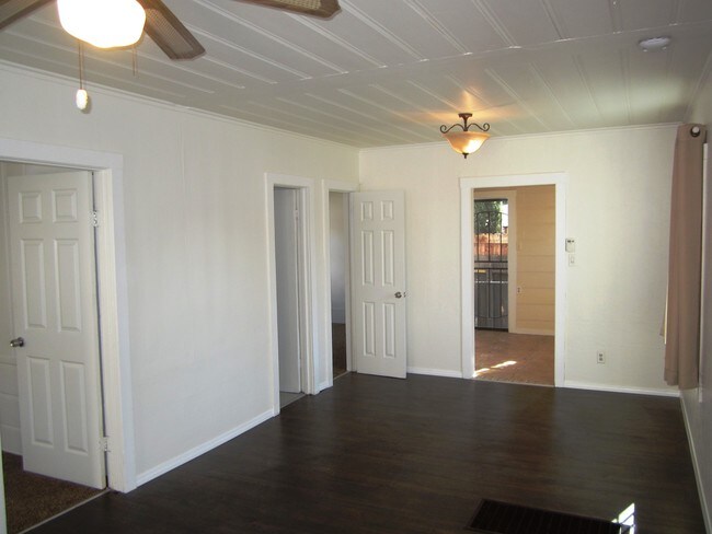 Photo - 1055 W 89th St