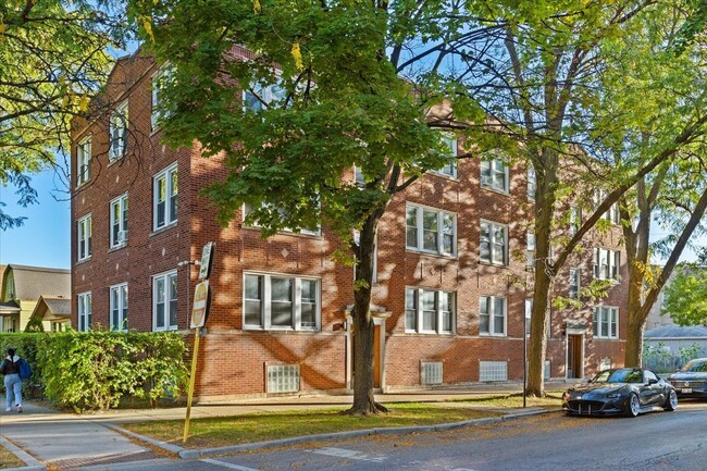 Building Photo - 2520 W Belle Plaine Ave Unit 2