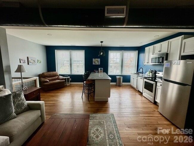Building Photo - 819 Harper Ave SW Unit Suite 200