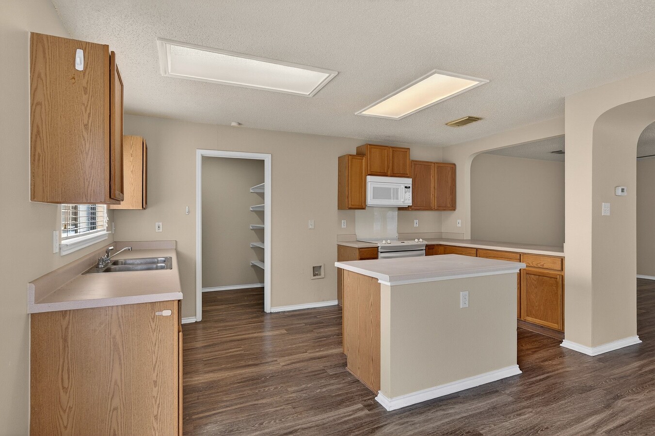 Photo - 10526 Bluegrass Pond