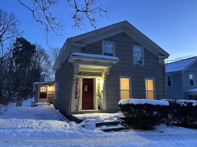 Building Photo - 306 Pleasant St Unit 1