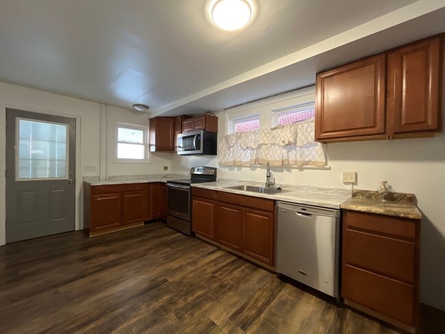 Photo - Large, well-maintained 4-bedroom, 1-bathroom row home