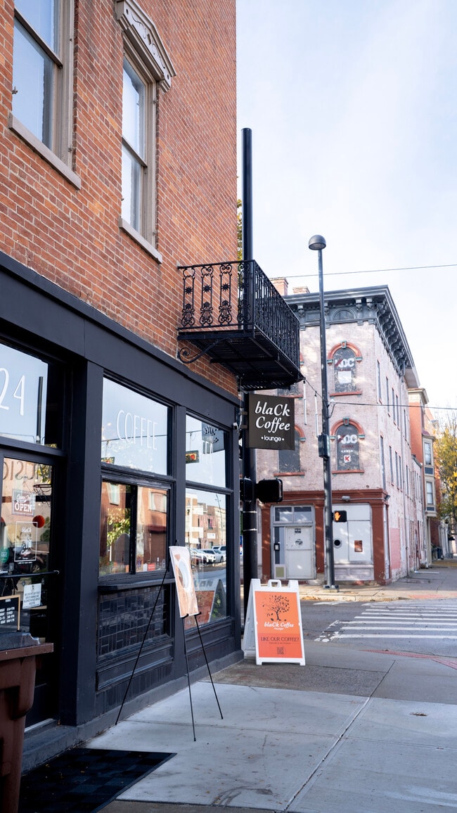 Building Photo - 137 W 9th St Unit 1