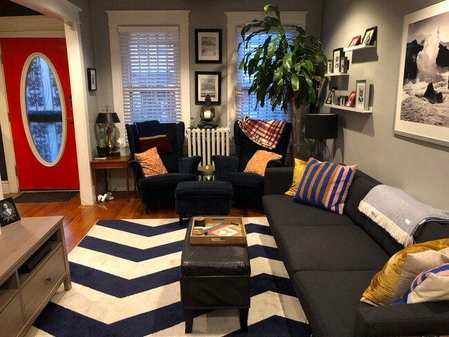 Building Photo - 1122 Owen Place NE Unit Frontbedroom