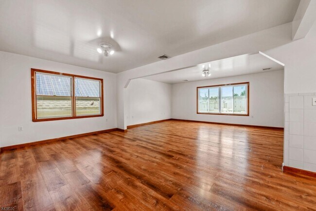 Photo - 937 Grove St