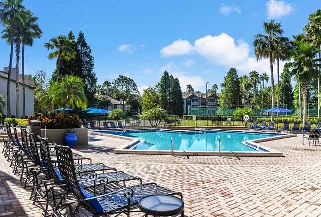 Asientos tipo lounge en la terraza junto a la piscina - WillowBrooke Apartments