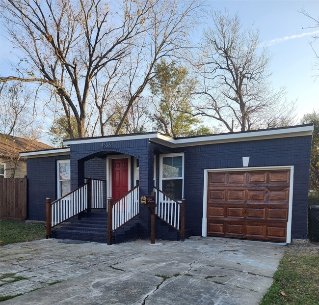 Photo - 4526 Kingsbury St