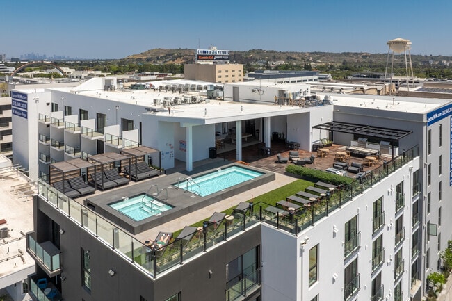 Rooftop Pool & Lounge