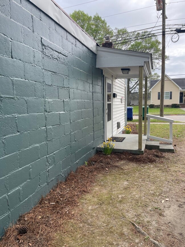 Photo - 905 Nash St E